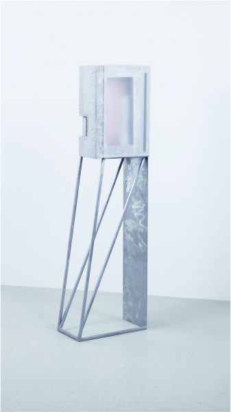 translucide IV | 2020 | Beton/Acrylglas/Metall | 29 x 45 x 150 cm