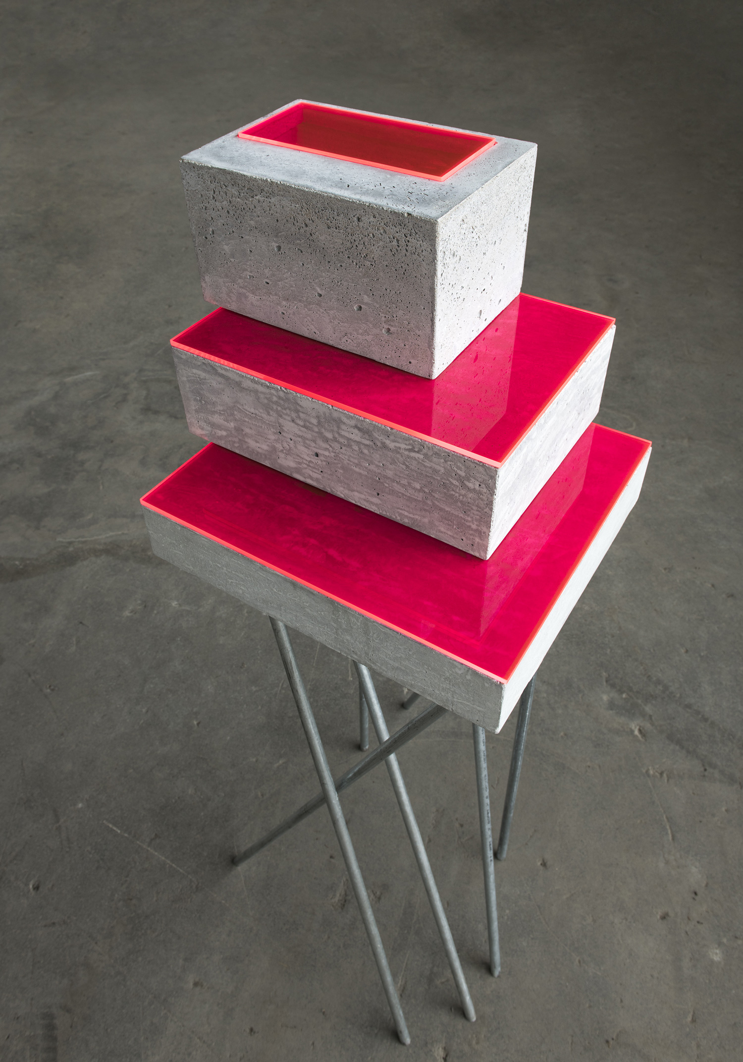 X1 [stabiles Ungleichgewicht ] | 2022 | Beton/Acrylglas/Metall  | 50 x 60 x 150 cm